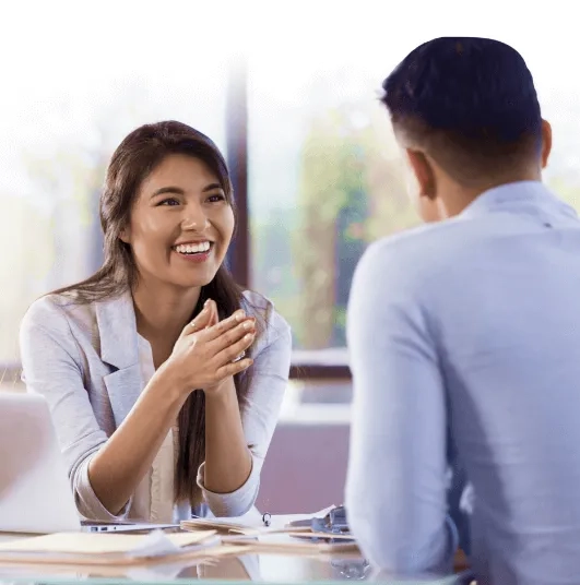 Professionnelle de la santé qui parle à un patient